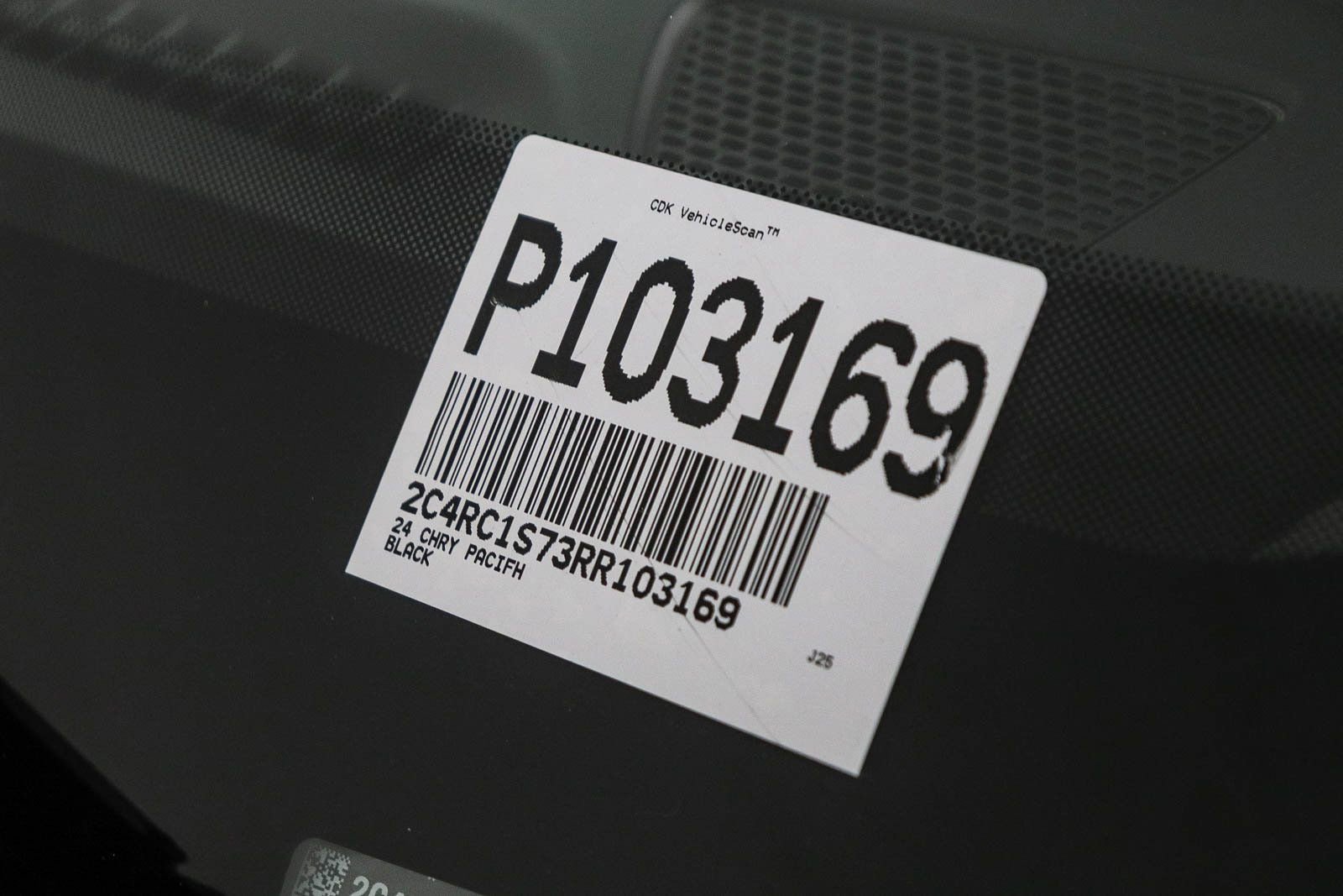 Used 2024 Chrysler Pacifica Select image 28