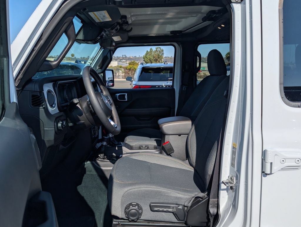 Used 2025 Jeep Wrangler Unlimited Sahara AWD/4WD image 12