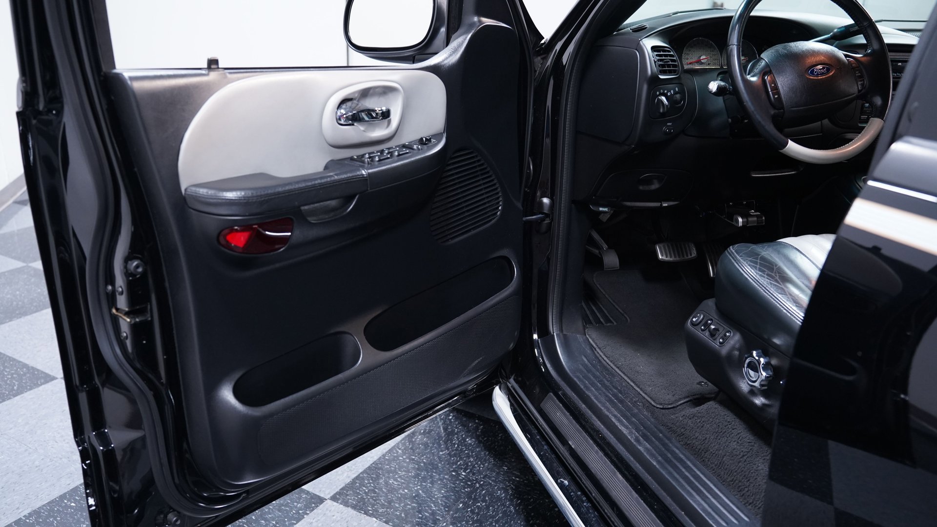 Used 2003 Ford F150 Harley-Davidson RWD image 28