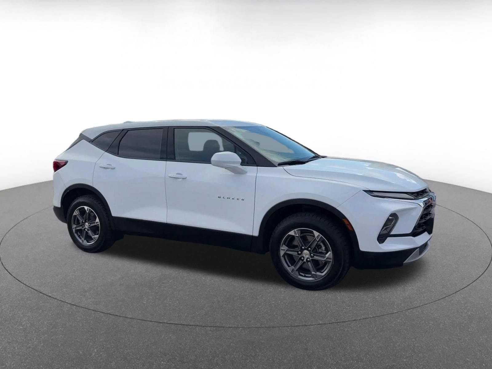 Used 2025 Chevrolet Blazer LT FWD image 2