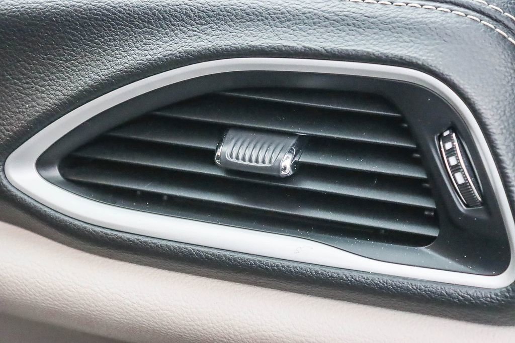 Used 2024 Chrysler Pacifica Select image 38