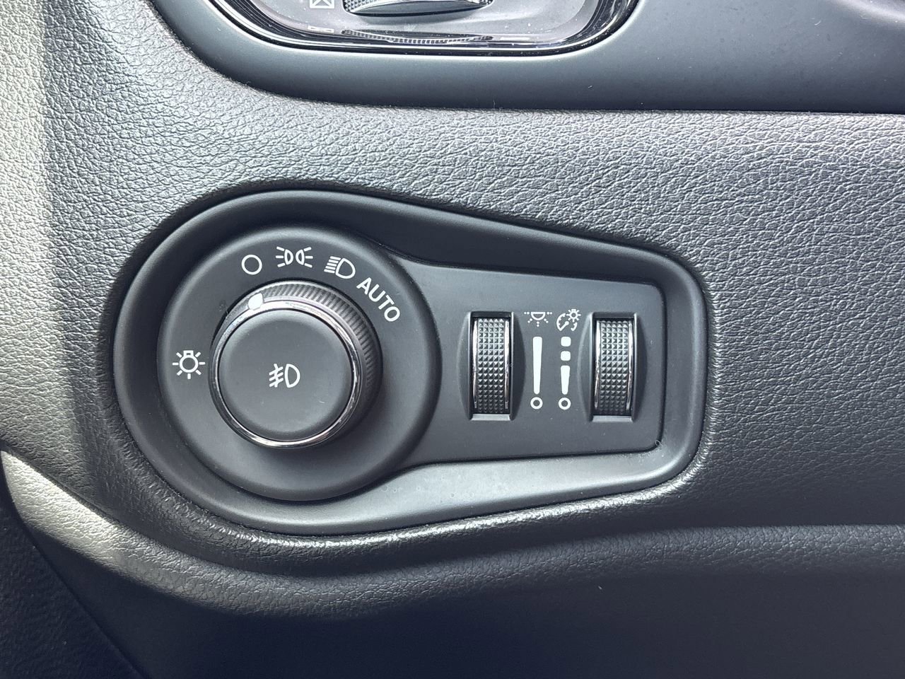 Used 2020 Jeep Renegade Altitude FWD image 23
