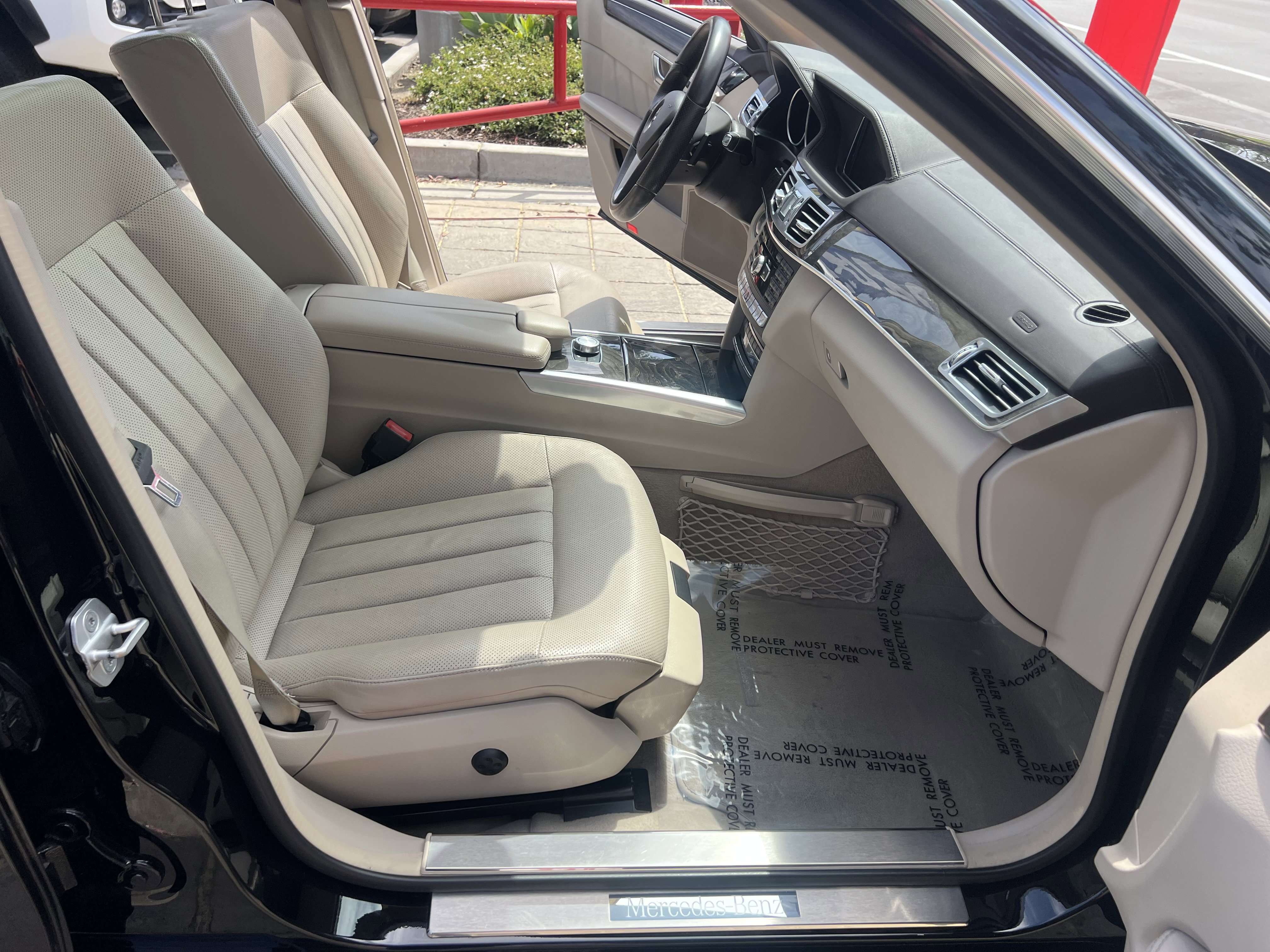 Used 2015 Mercedes-Benz E 400 Sedan w/ Driver Assistance Package image 39