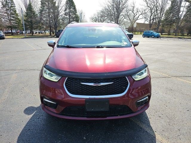 Used 2022 Chrysler Pacifica Limited w/ Uconnect Theater Family Group image 9