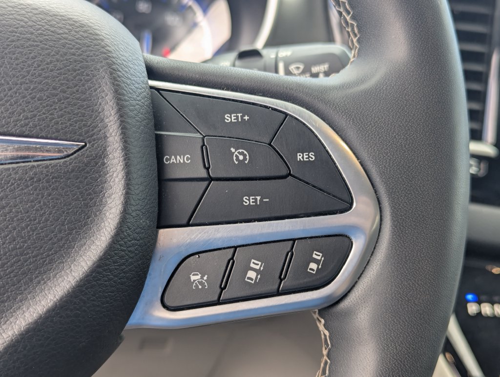 Used 2023 Chrysler Pacifica Touring-L FWD image 18