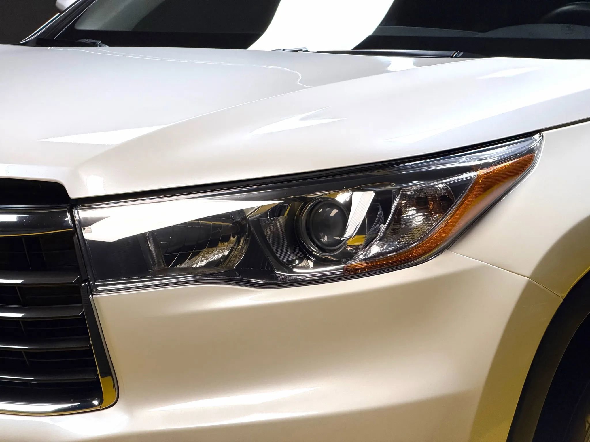 Used 2016 Toyota Highlander XLE w/ Preferred Accessory Package FWD image 7