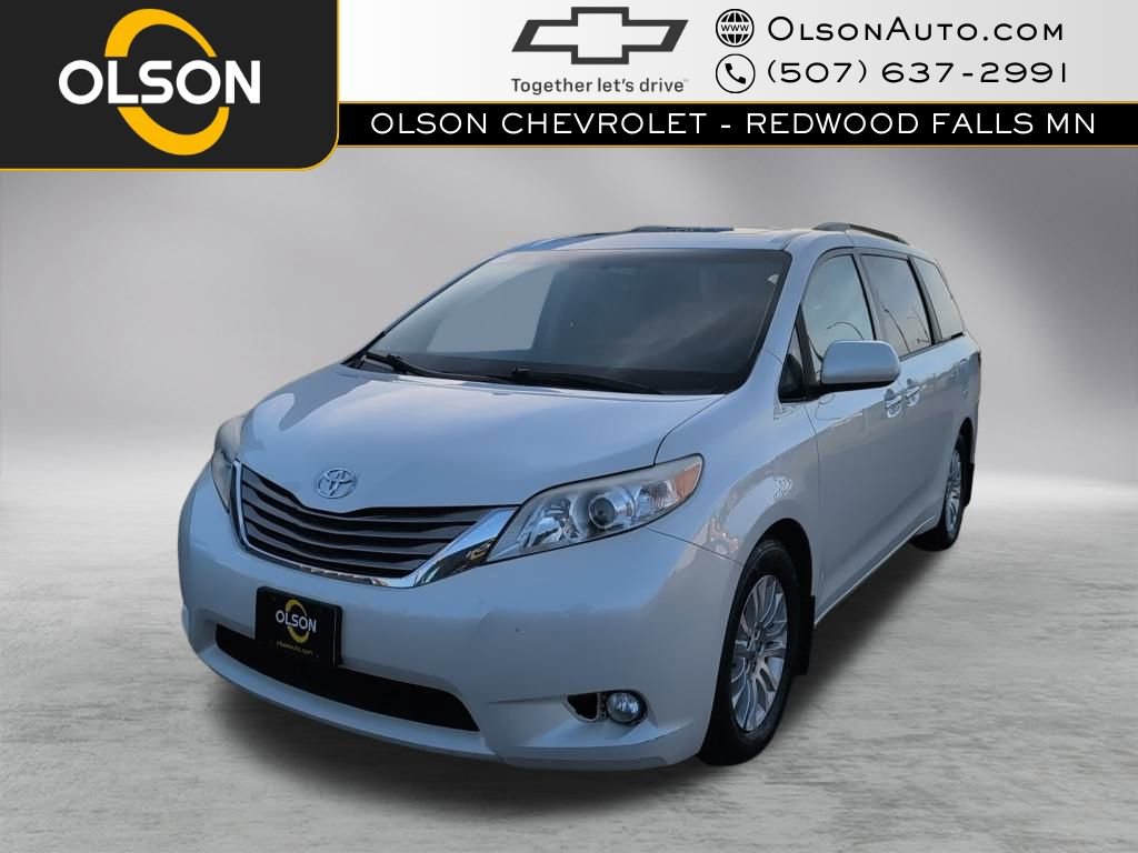 Used 2017 Toyota Sienna XLE w/ XLE Navigation Package image 1