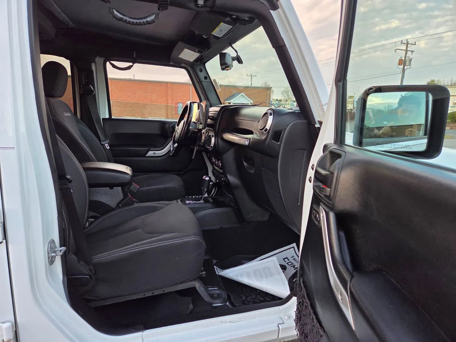 Used 2017 Jeep Wrangler Unlimited Sahara w/ Connectivity Group AWD/4WD image 17