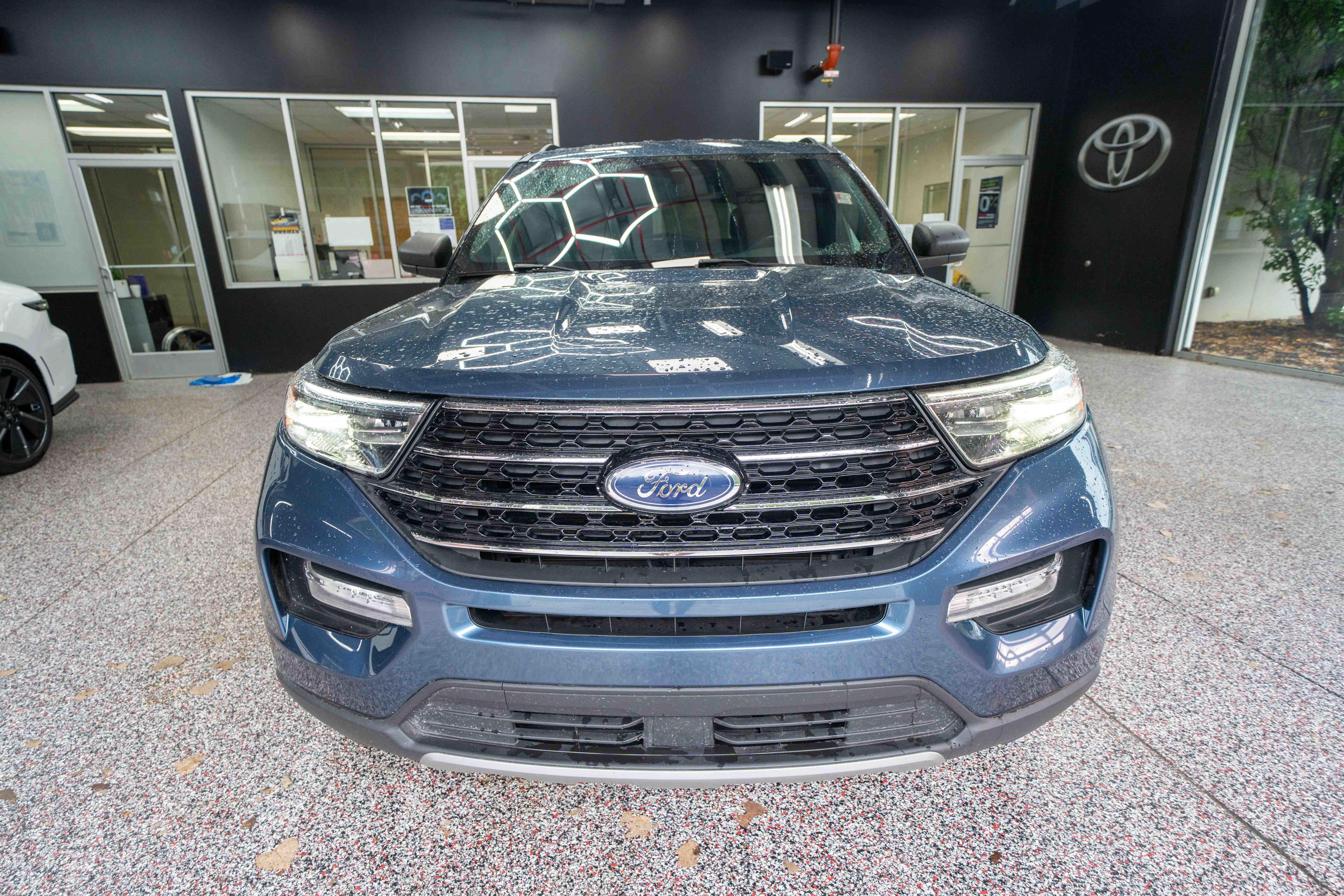 Used 2020 Ford Explorer XLT w/ Equipment Group 202A AWD/4WD image 6
