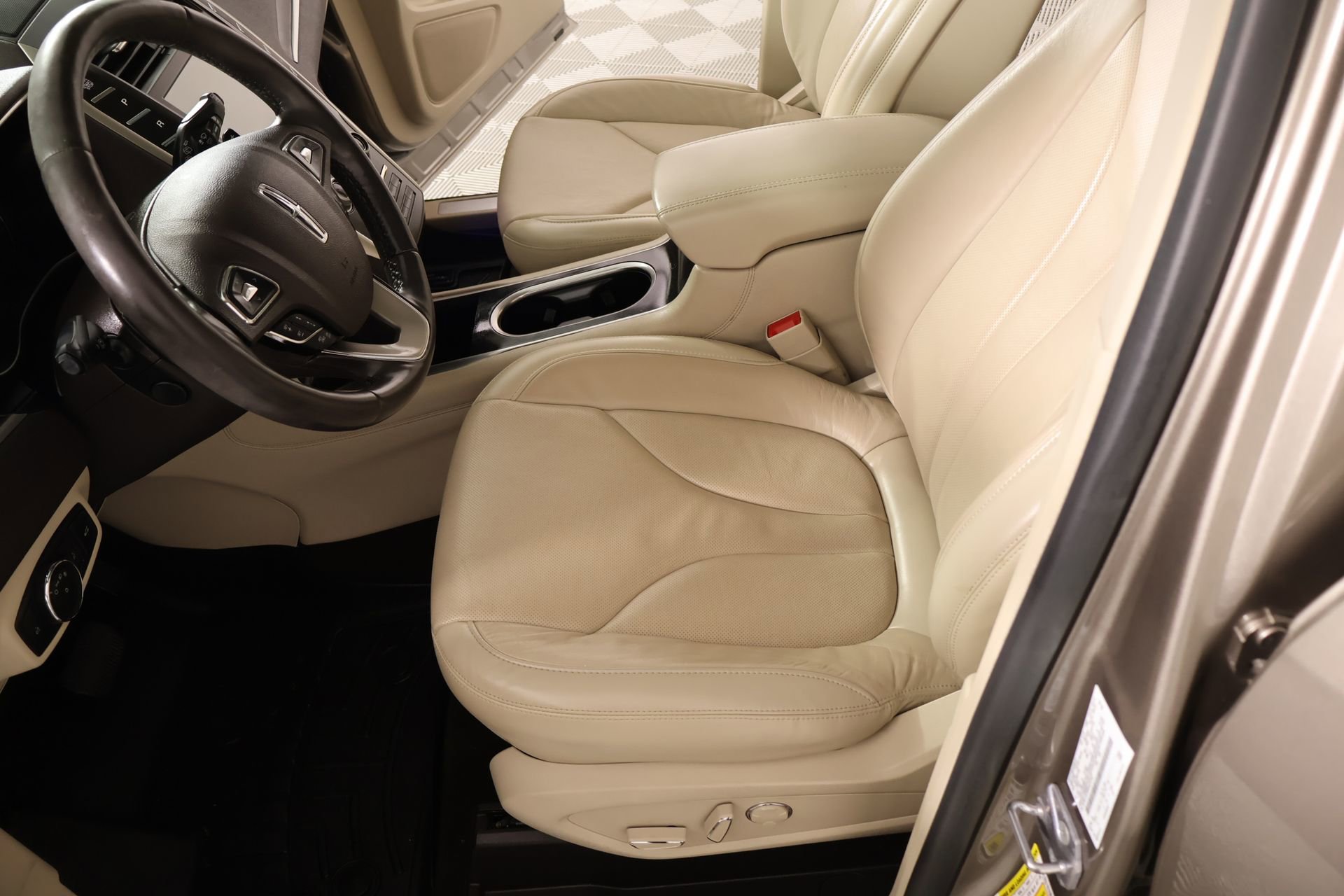 Used 2019 Lincoln MKC Reserve w/ MKC Technology Package FWD image 11