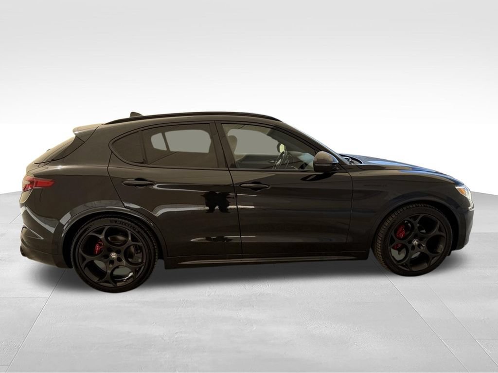 Used 2023 Alfa Romeo Stelvio Veloce AWD/4WD image 6