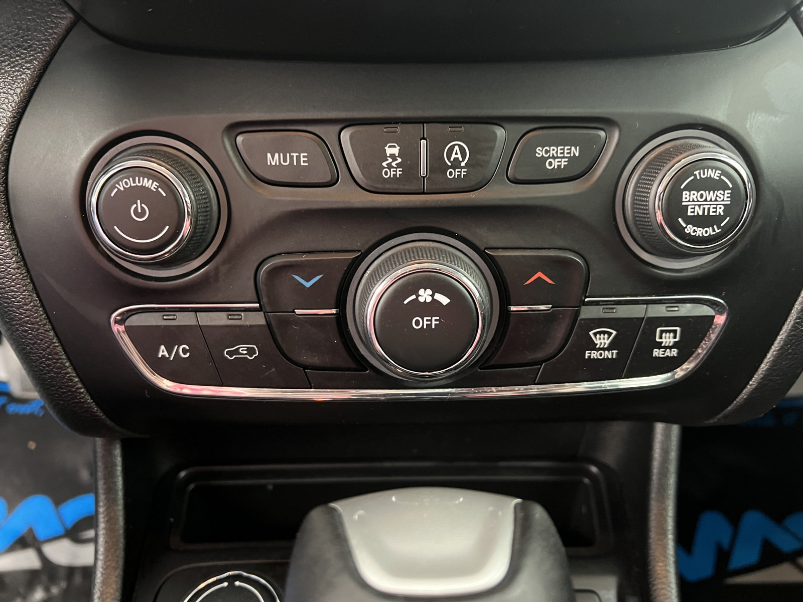 Used 2020 Jeep Cherokee Latitude AWD/4WD image 22