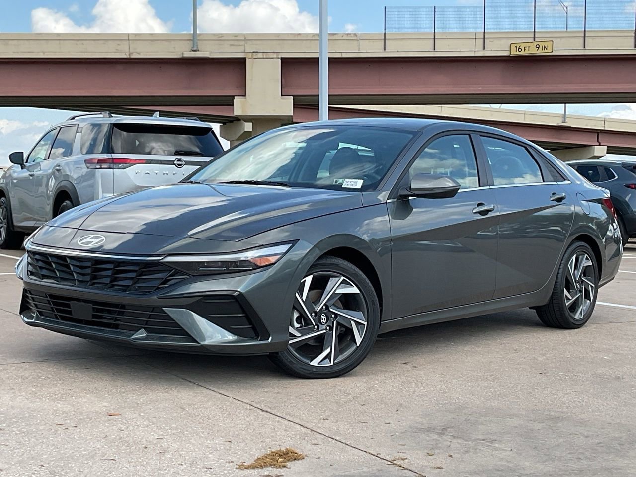 Used 2025 Hyundai Elantra Limited image 2