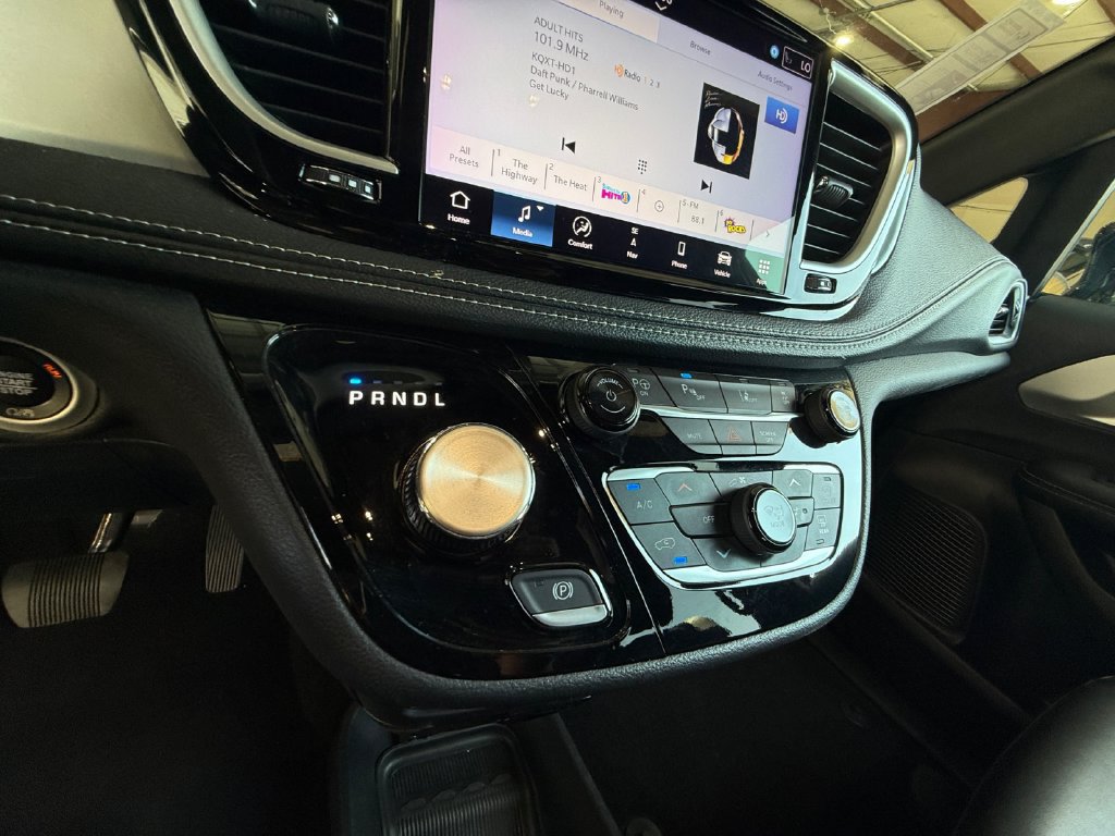 Used 2024 Chrysler Pacifica Limited FWD image 22