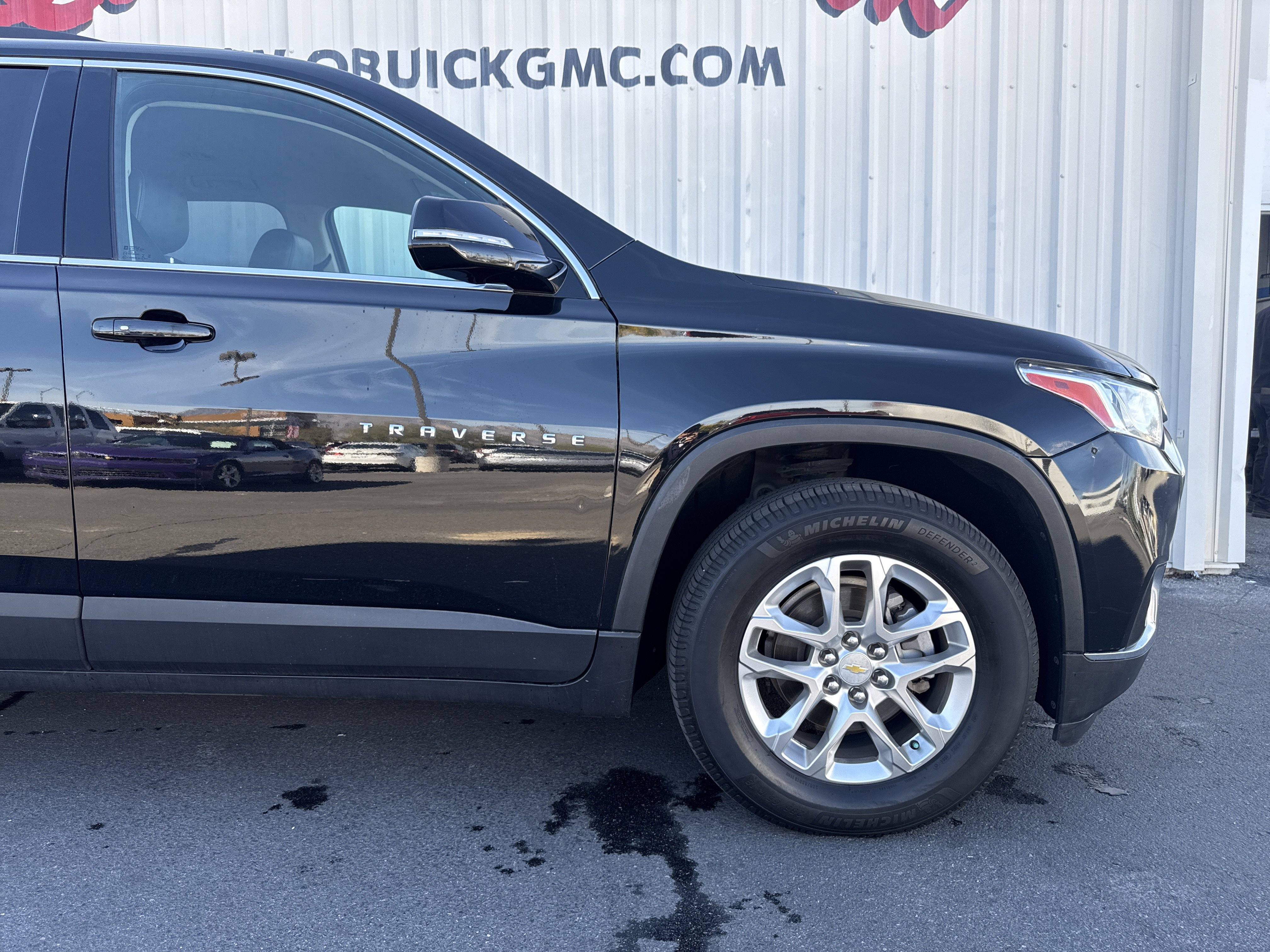 Used 2020 Chevrolet Traverse LT image 2