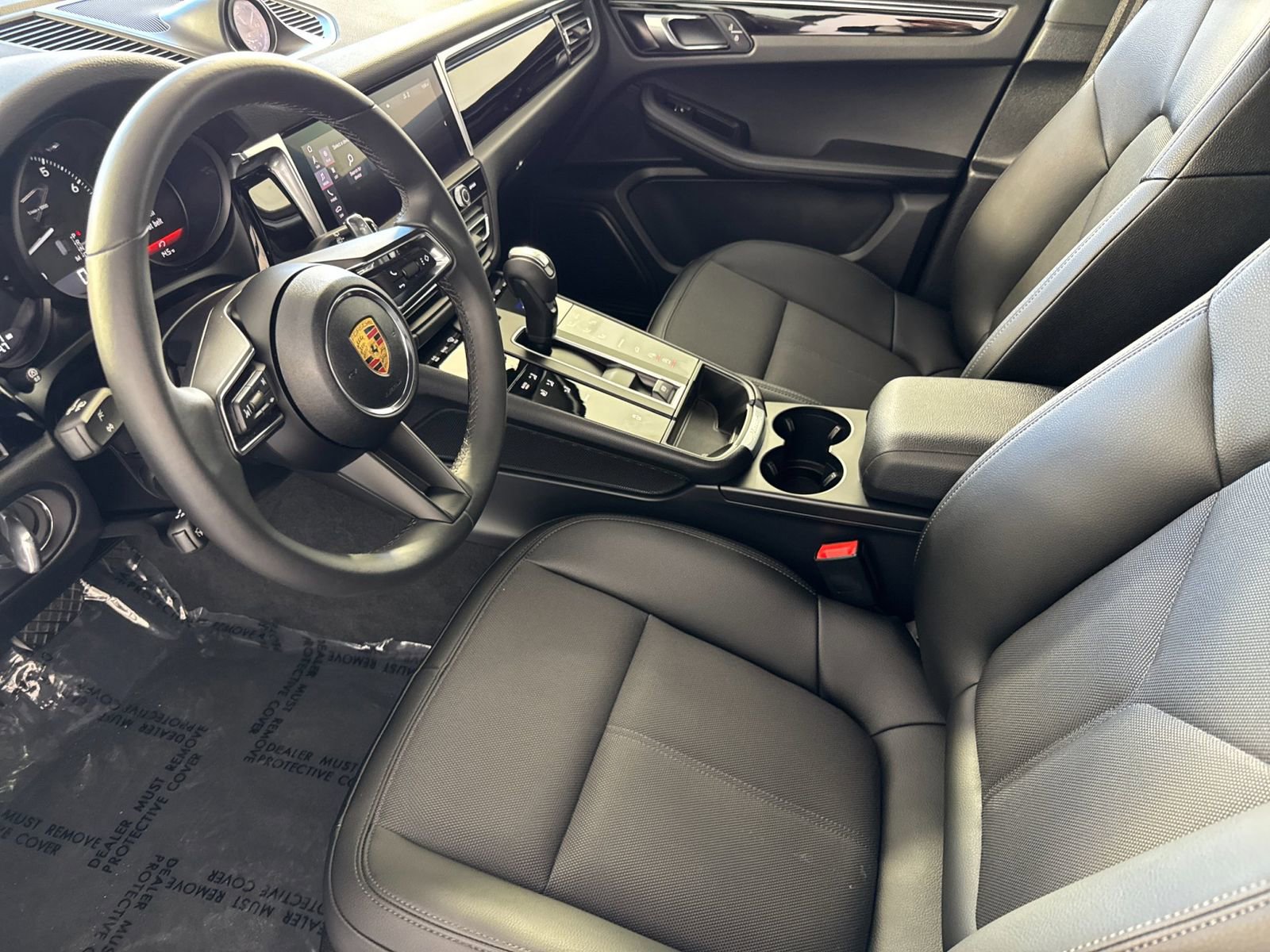 Certified 2025 Porsche Macan image 4