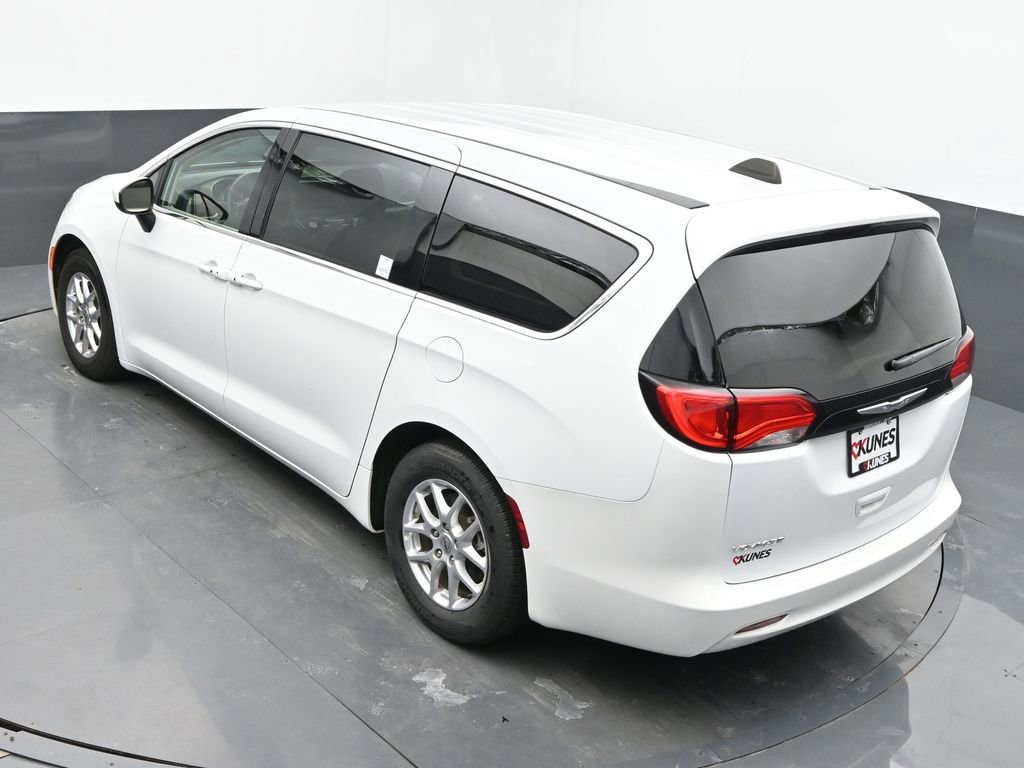 Used 2023 Chrysler Voyager LX FWD image 18
