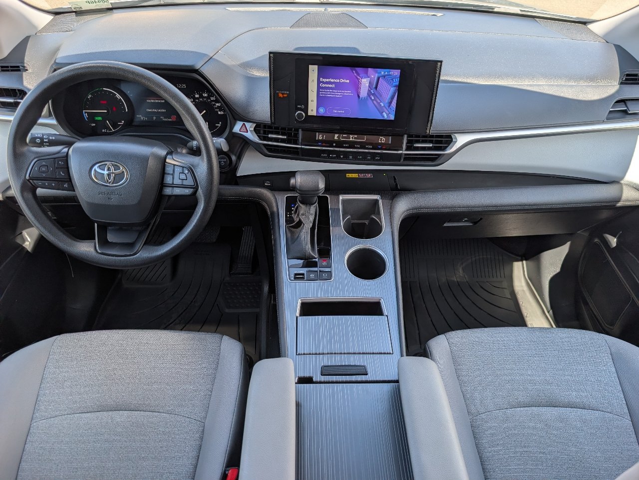 Used 2025 Toyota Sienna LE FWD image 4
