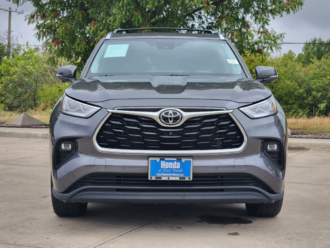 Used 2023 Toyota Highlander Limited AWD/4WD image 2
