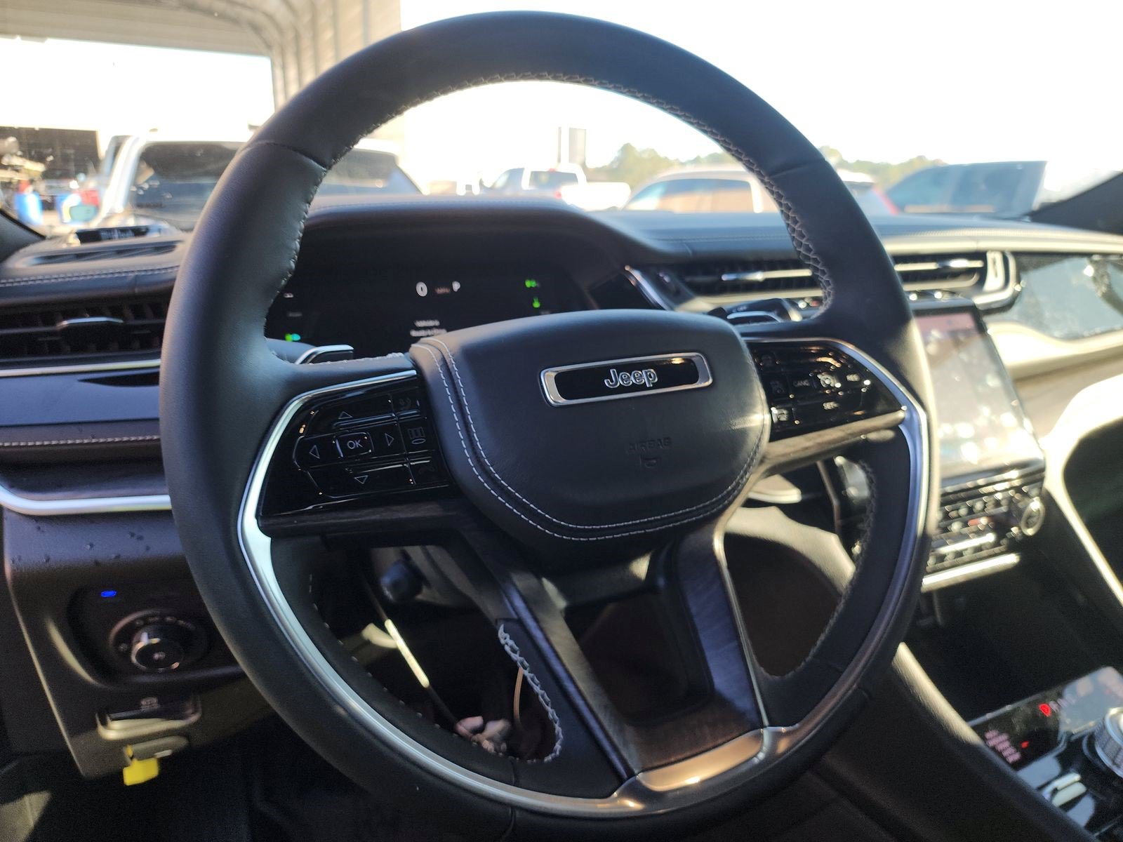 Used 2022 Jeep Grand Cherokee Overland w/ Luxury Tech Group IV AWD/4WD image 8
