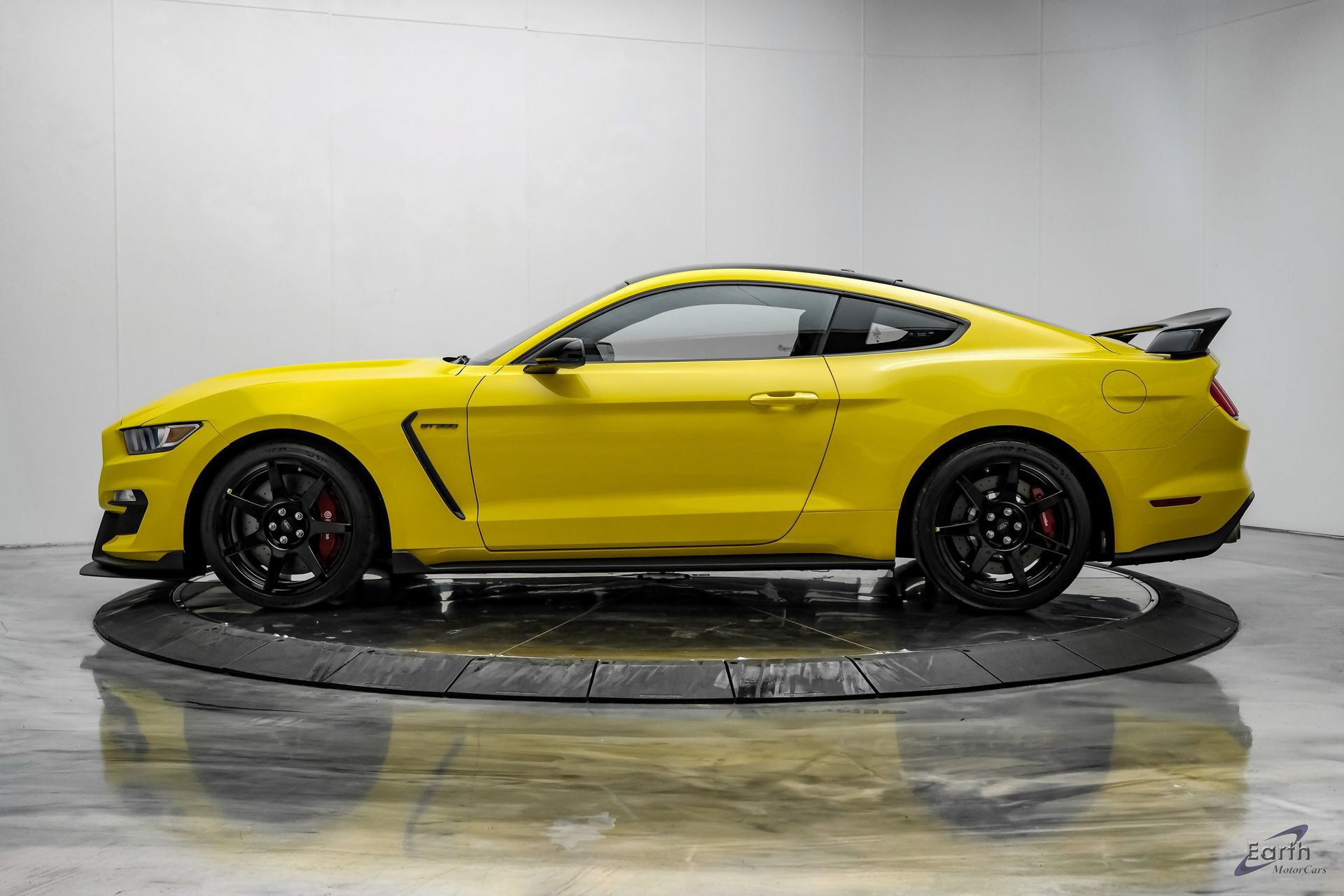 Used 2017 Ford Mustang Shelby GT350R w/ GT350R Equipment Group 920A RWD image 7
