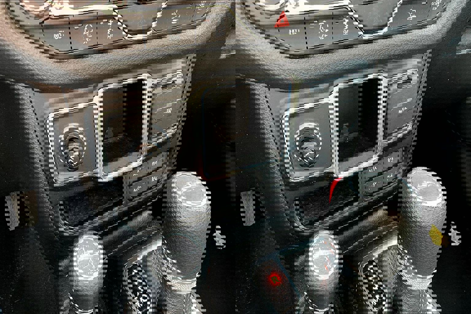 Used 2024 Jeep Gladiator Sport AWD/4WD image 15