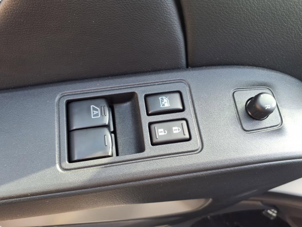 Used 2025 Nissan Frontier SV image 13