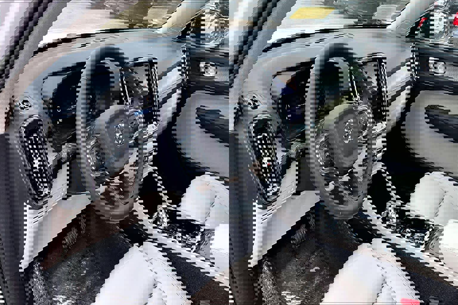 Certified 2023 Volvo XC40 B5 Plus w/ Climate Package image 17