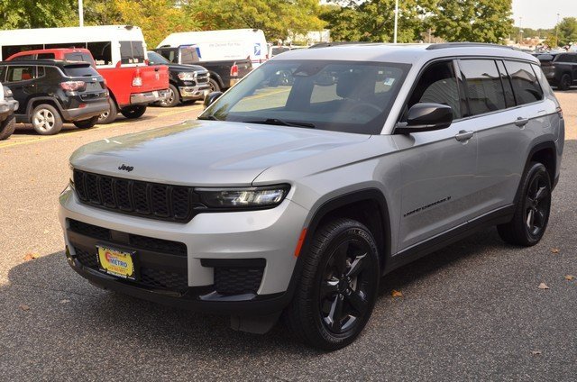 Used 2023 Jeep Grand Cherokee L Laredo image 4