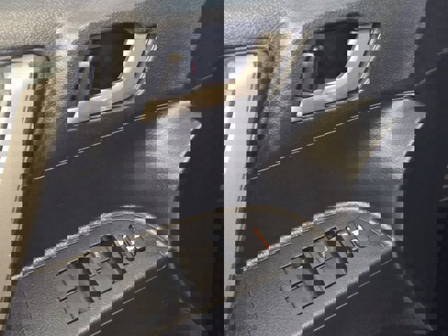 Used 2010 Toyota Highlander SE image 19