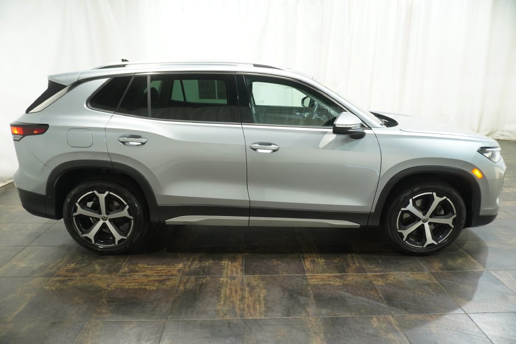 Used 2026 Volkswagen Tiguan SE AWD/4WD image 3