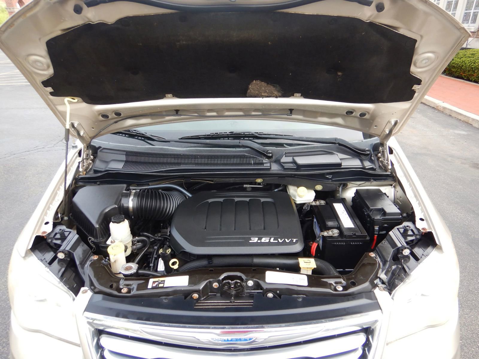 Used 2014 Chrysler Town & Country Touring FWD image 31