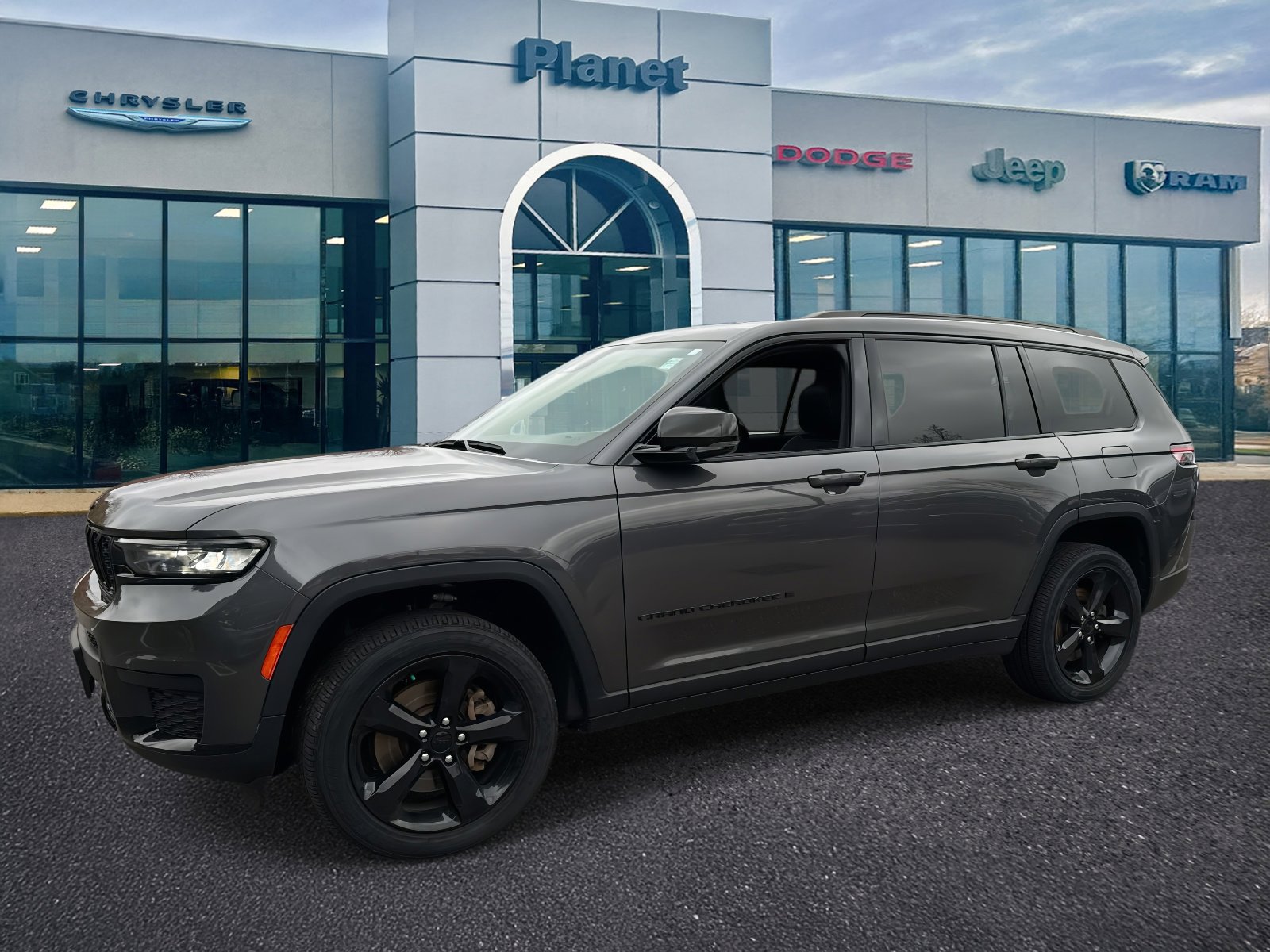 Used 2023 Jeep Grand Cherokee L Laredo image 4