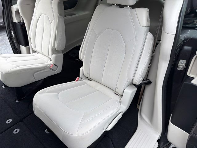Used 2017 Chrysler Pacifica LX FWD image 19
