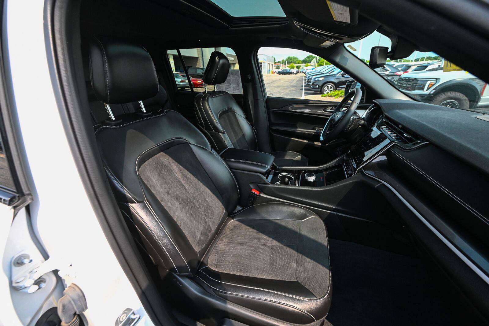 Used 2023 Jeep Grand Cherokee Altitude AWD/4WD image 25