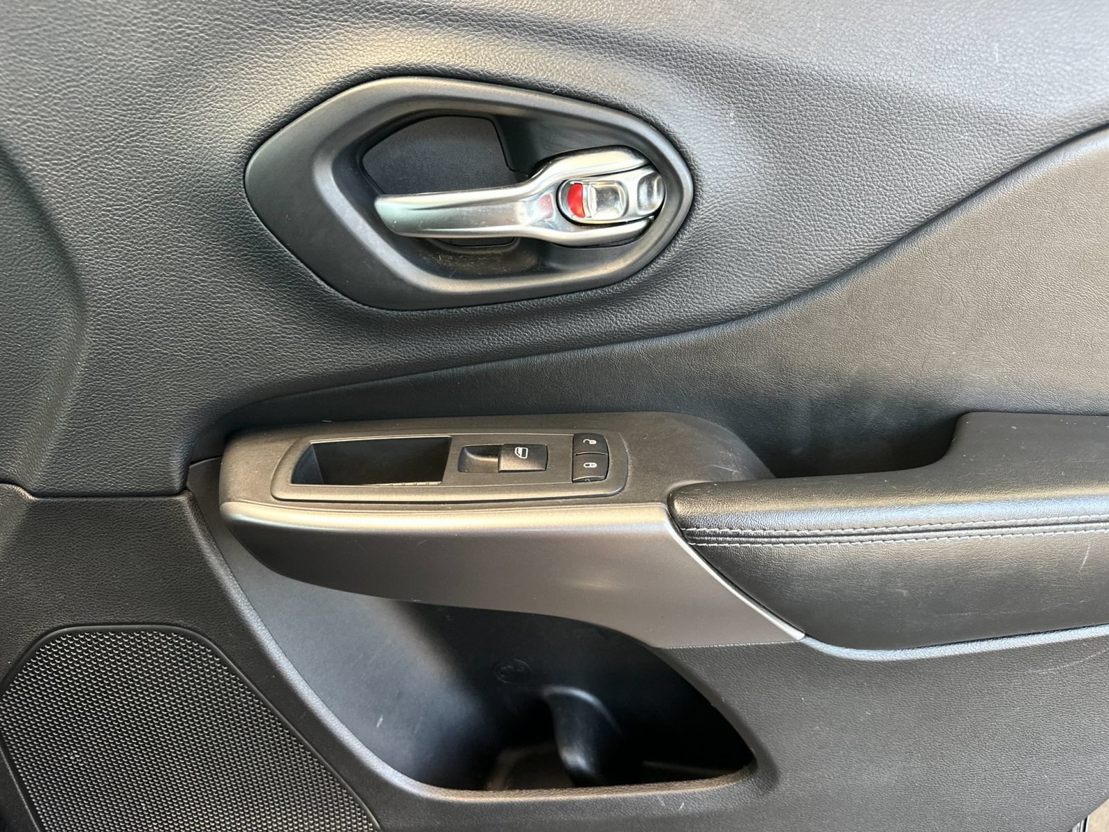 Used 2019 Jeep Cherokee Latitude w/ Popular Appearance Group AWD/4WD image 15
