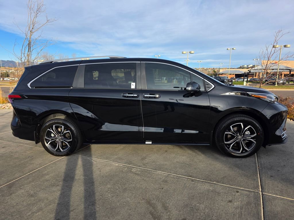 Used 2025 Toyota Sienna Platinum image 9