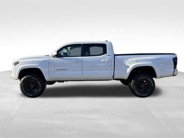 Used 2018 Toyota Tacoma SR5 AWD/4WD image 3