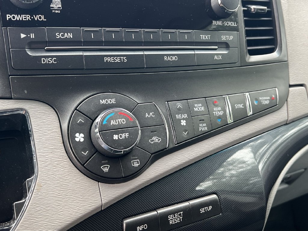 Used 2011 Toyota Sienna SE w/ Preferred Pkg FWD image 15