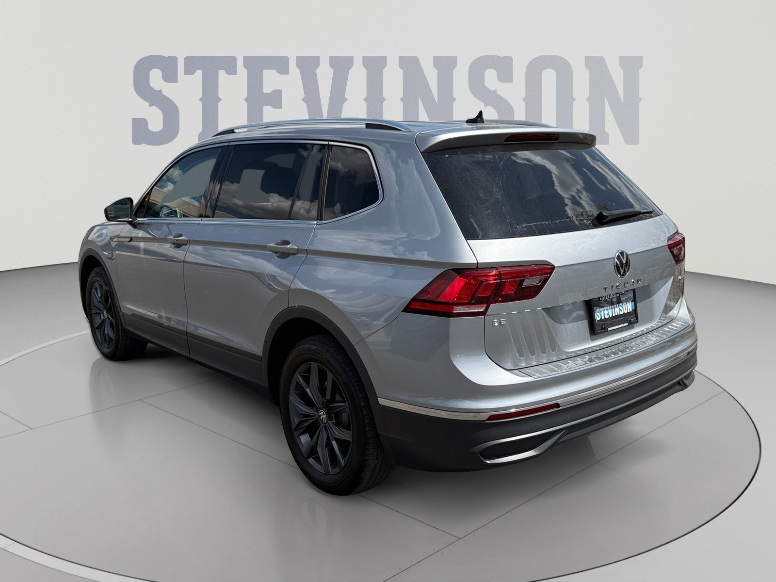 Used 2023 Volkswagen Tiguan SE AWD/4WD image 3