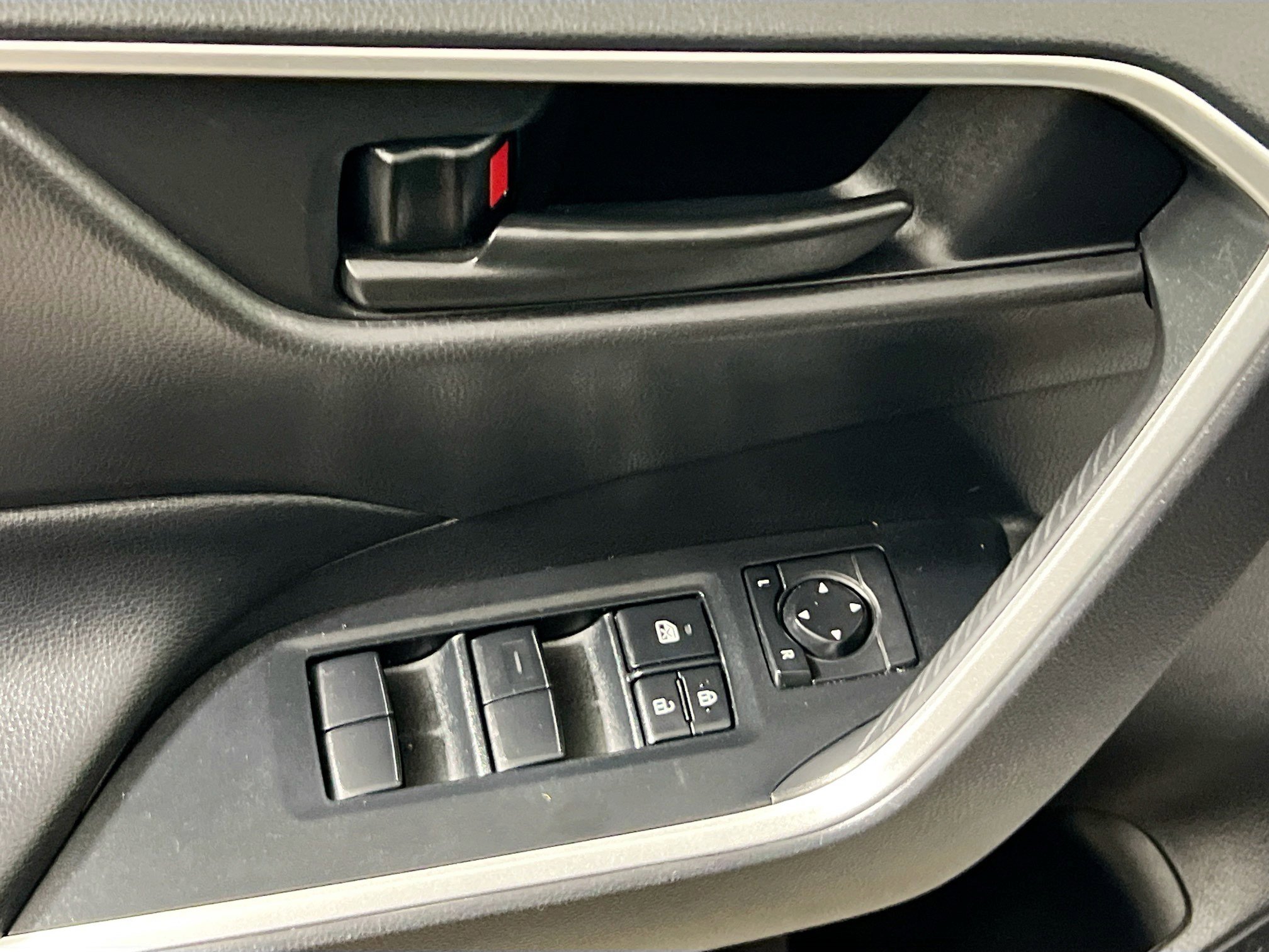 Used 2020 Toyota RAV4 LE image 16