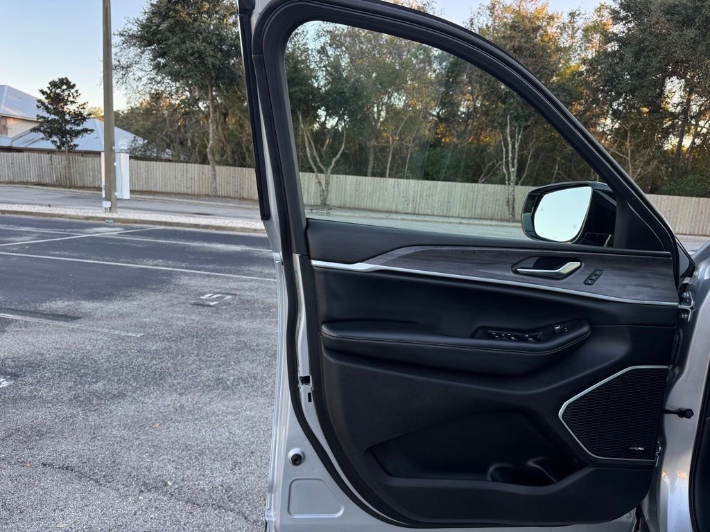 Used 2022 Jeep Grand Cherokee Limited w/ Trailer Tow Prep Group (B) image 33