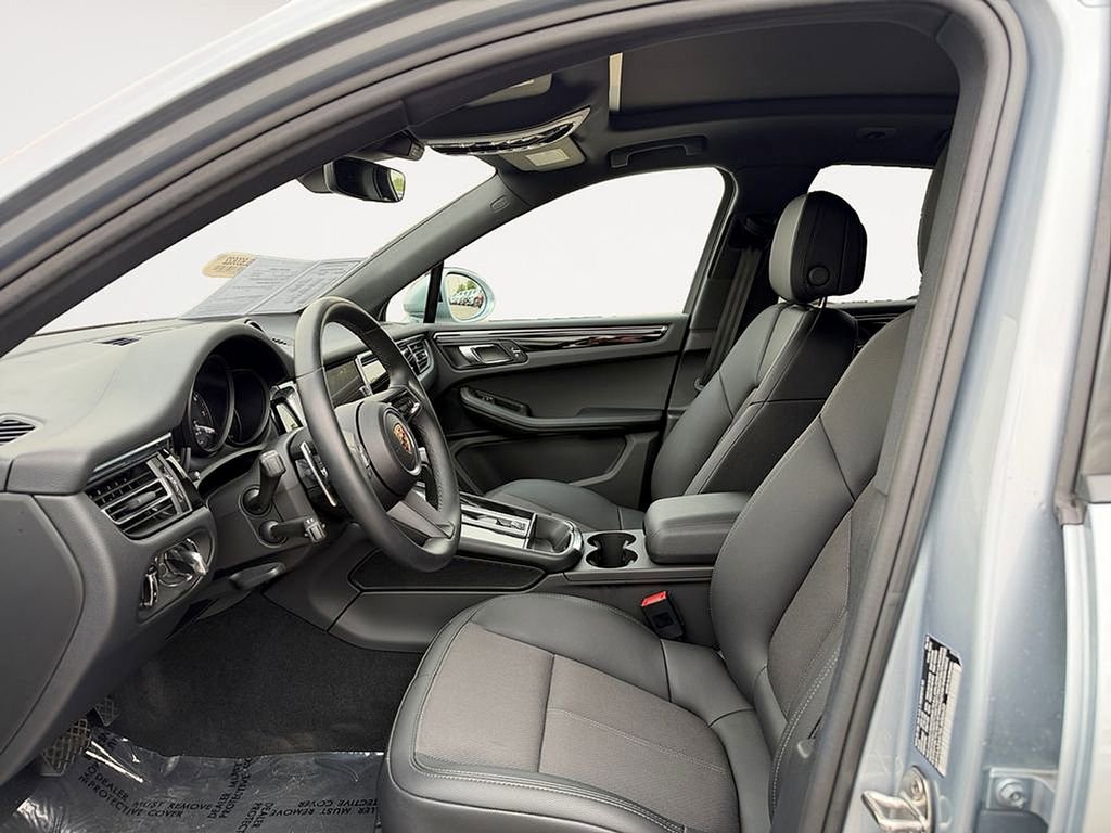 Used 2025 Porsche Macan AWD/4WD image 15