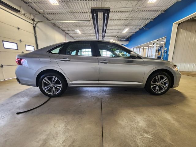 Used 2024 Volkswagen Jetta SE FWD image 5