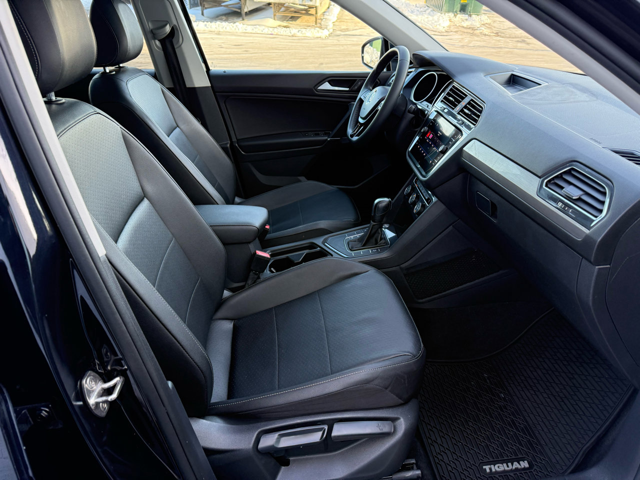 Used 2020 Volkswagen Tiguan SE w/ Panoramic Sunroof Package image 23