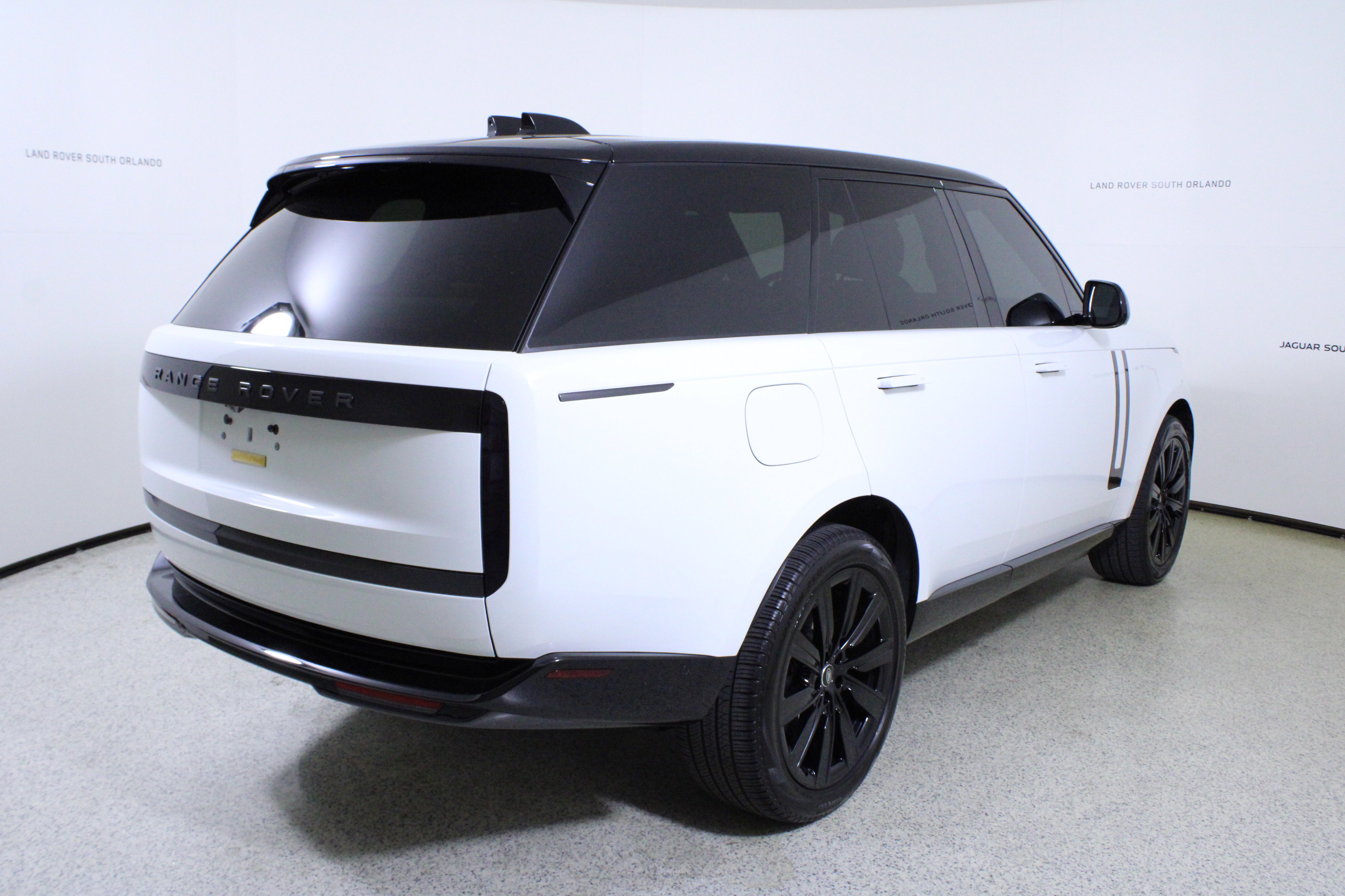 Used 2024 Land Rover Range Rover SE image 7
