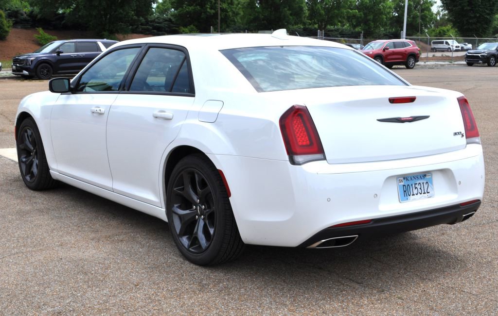 Used 2023 Chrysler 300 S w/ Comfort Group RWD image 6