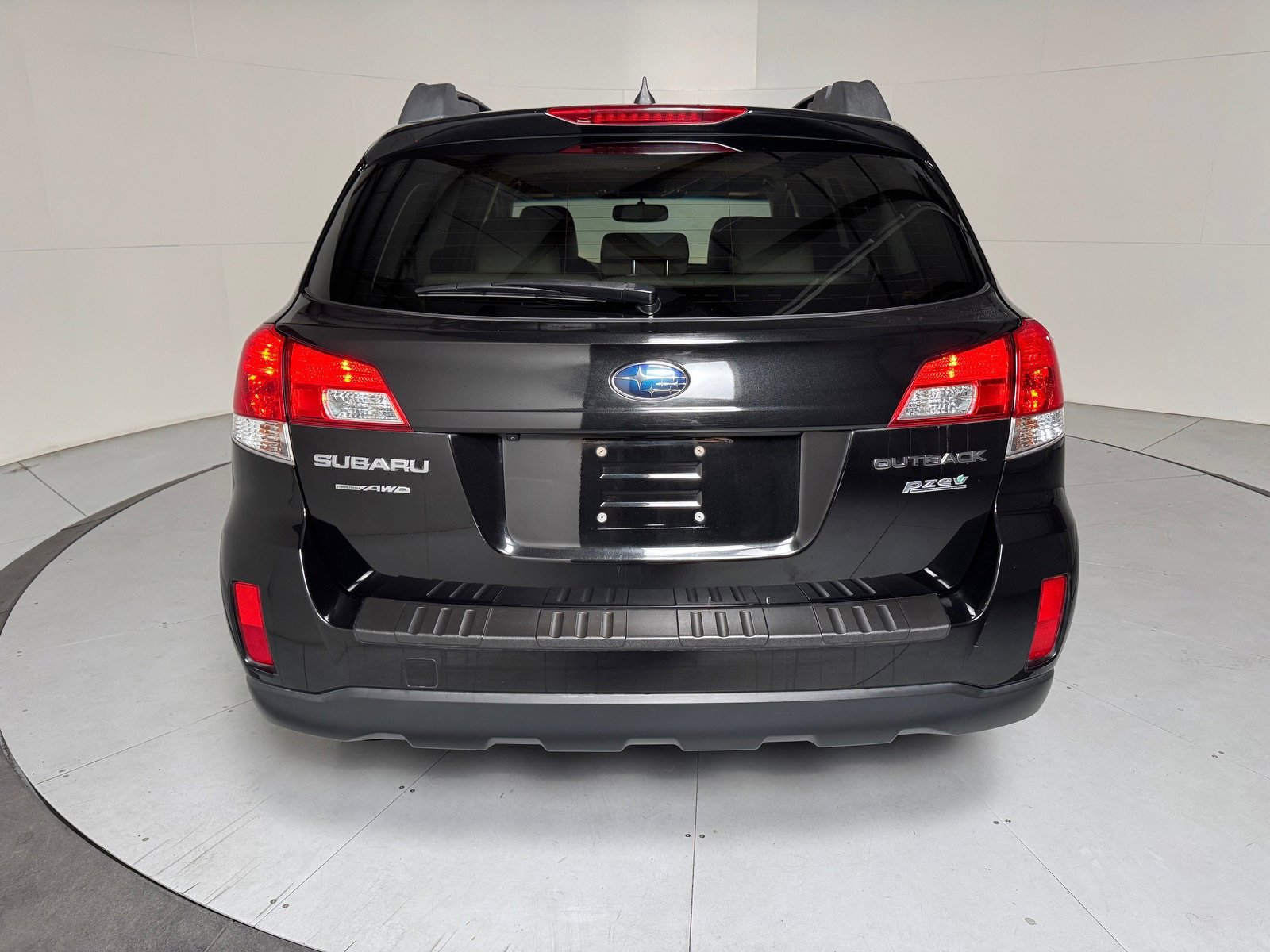Used 2013 Subaru Outback 2.5i Limited w/ Moonroof Pkg AWD/4WD image 4