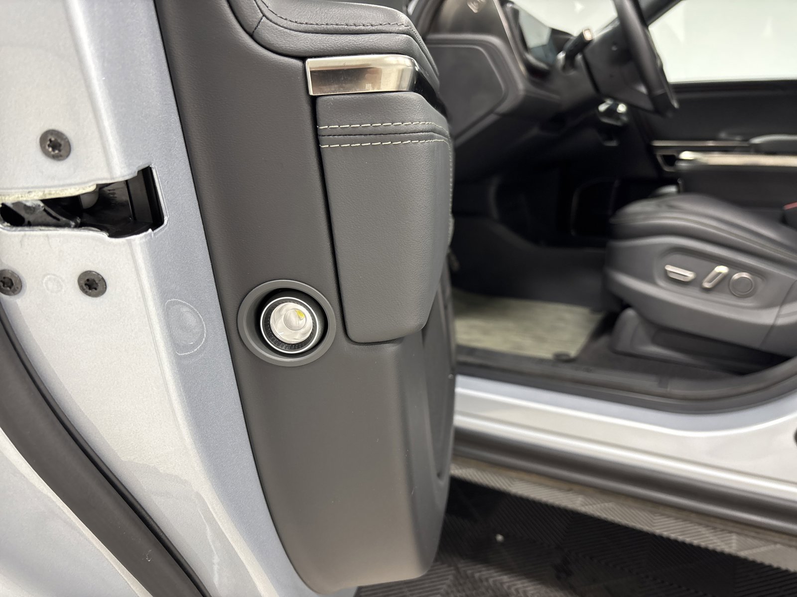 Used 2023 Rivian R1T Adventure image 30