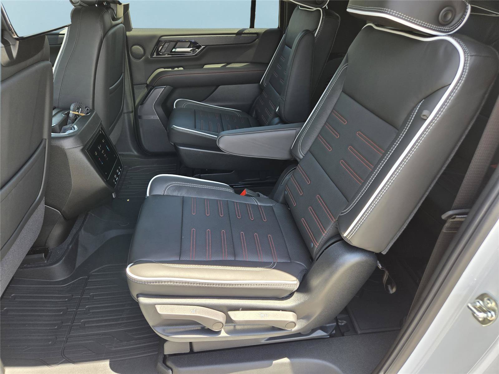 New 2026 GMC Yukon AT4 Ultimate w/ LPO, Floor Liner Package AWD/4WD image 19